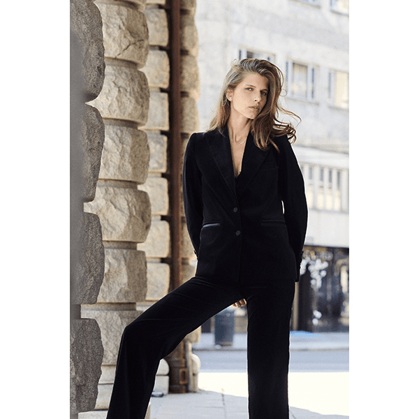 Pia Tjelta Beau Velvet Blazer Black